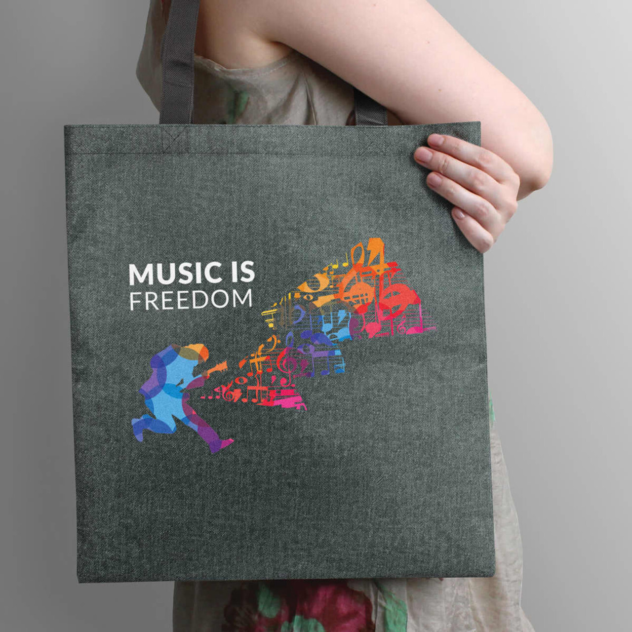 A geen tote bag with black handles and a textured design, featuring a logo.